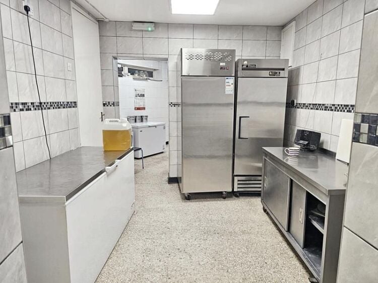 Established Traditional Fish & Chip Shop – West Bromwich Photo 5