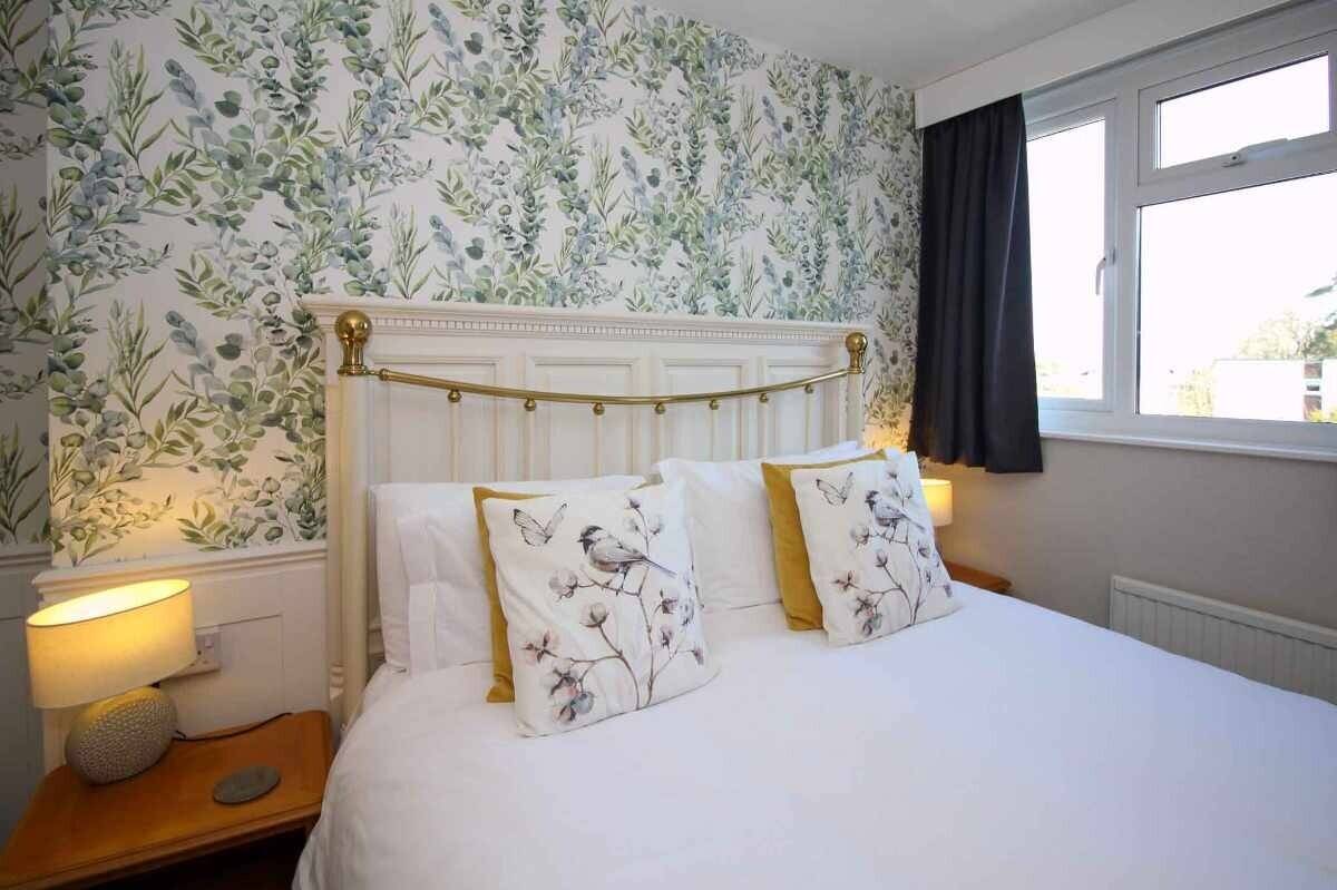 An 11-letting-bedroom former guest house