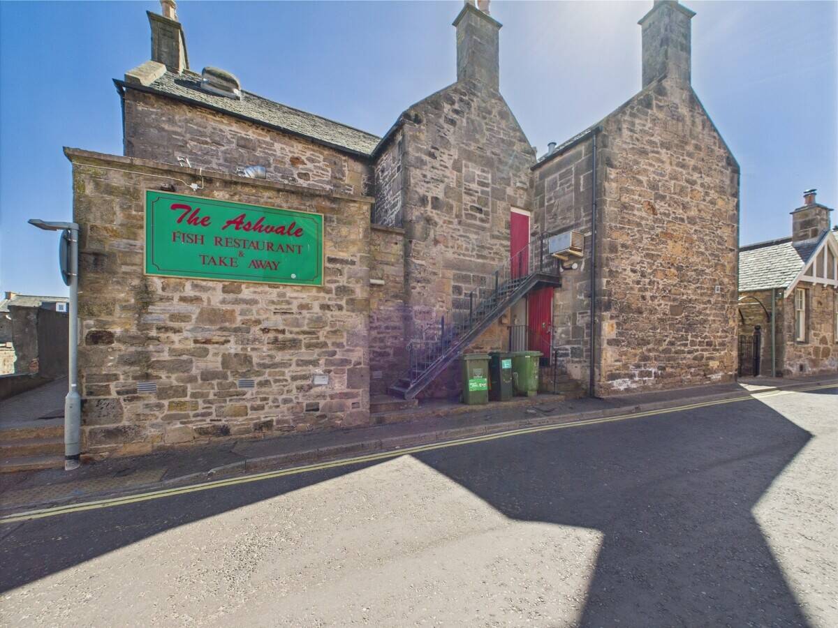 Well-established freehold restaurant & takeaway business set in prime city centre location. Photo 5
