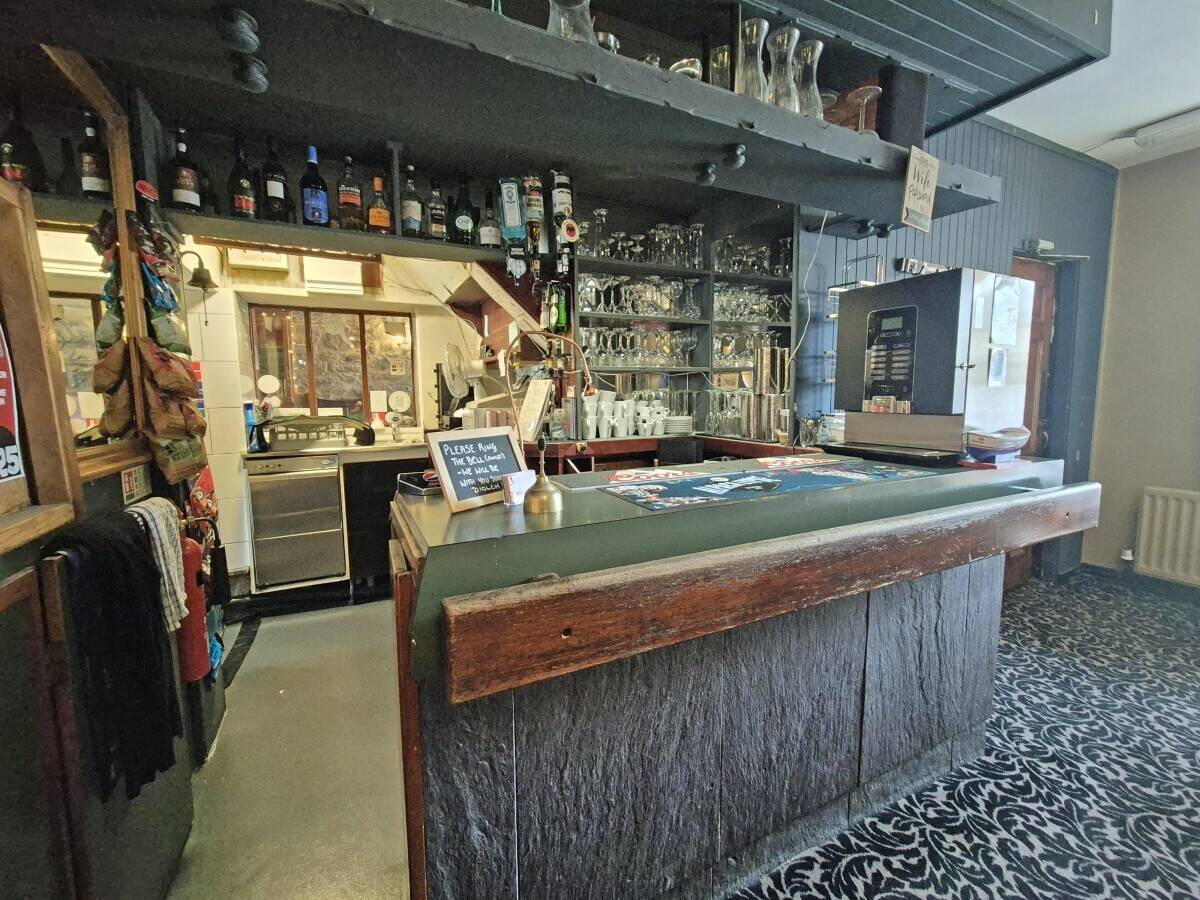 GWYNEDD - ESTABLISHED & CHARMING PUB/RESTAURANT LOCATED IN HISTORIC TOWN SQUARE Photo 5