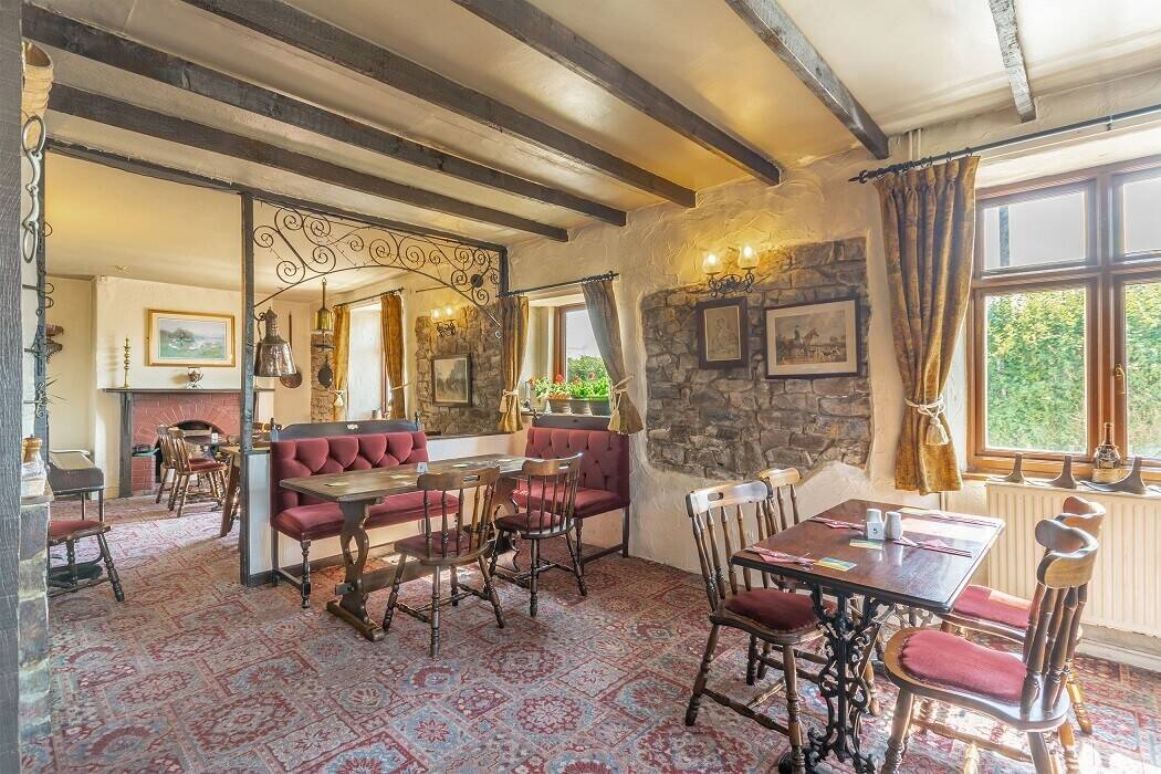 Detached Character Devon Country Pub Set In 0.5 Of An Acre With 4 Bedroom Accommodation Photo 5