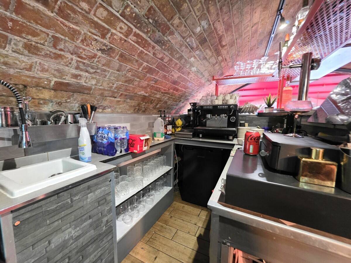 LICENSED SEAFRONT RESTAURANT/CAFE - WESTCLIFF-ON-SEA