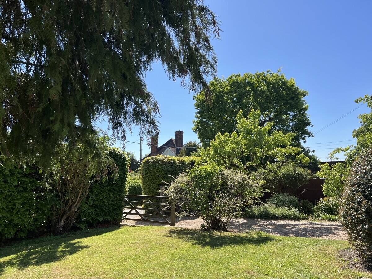Gorgeous Thatched Cottage + Detached Airbnb-Ready Annexe | Essex Village