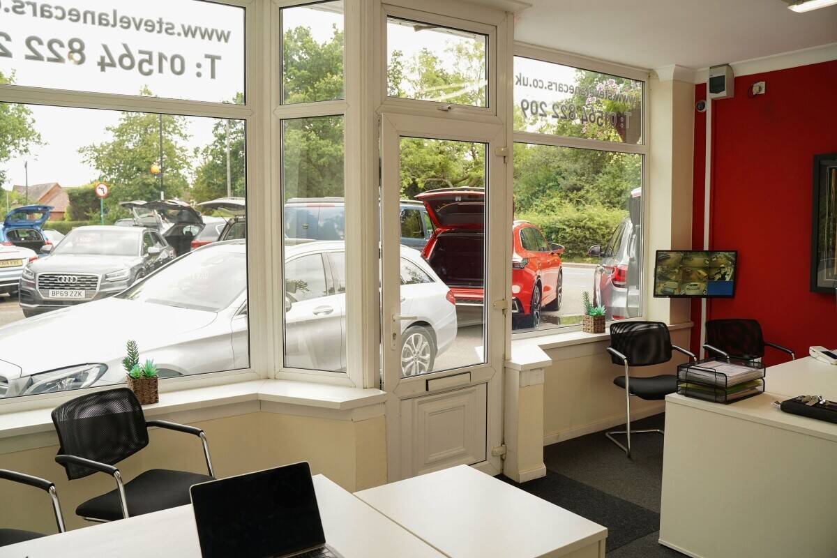 Car Sales Freehold Site including Workshop and 2 Apartments Photo 6
