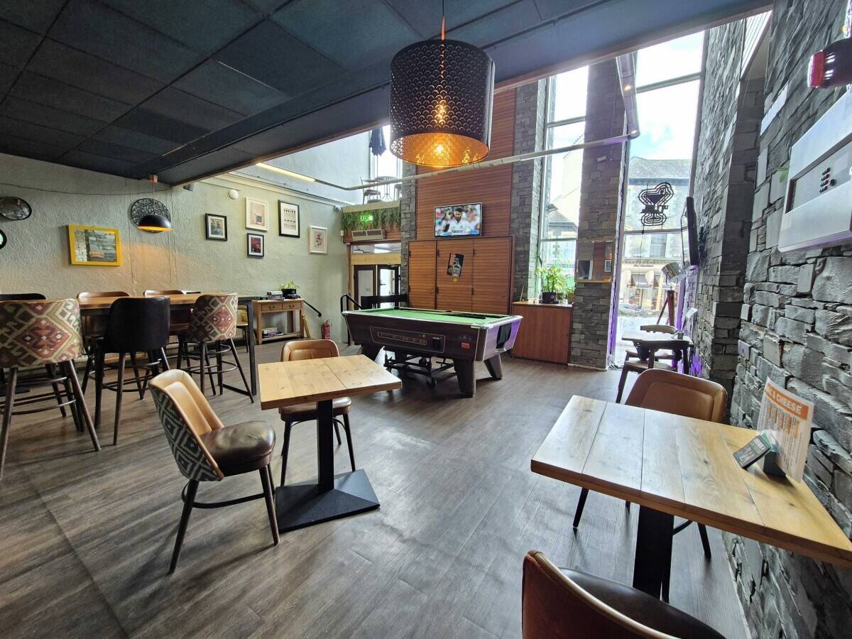 LAKE DISTRICT - STYLISH BAR AND KITCHEN IN TOURIST TOWN