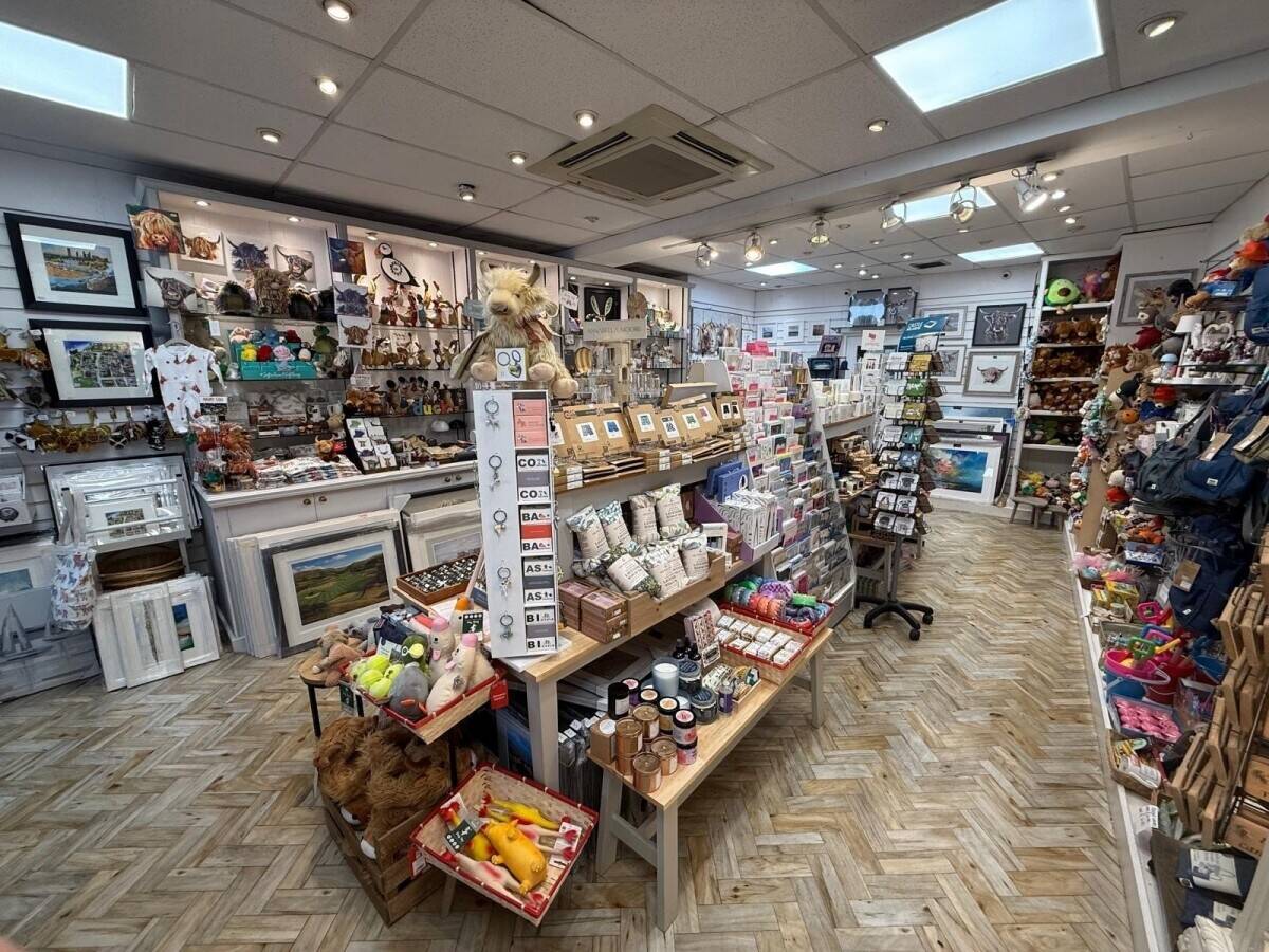 An outstanding gift shop occupying a 100% prime retail pitch in St Andrews (ref 1761)