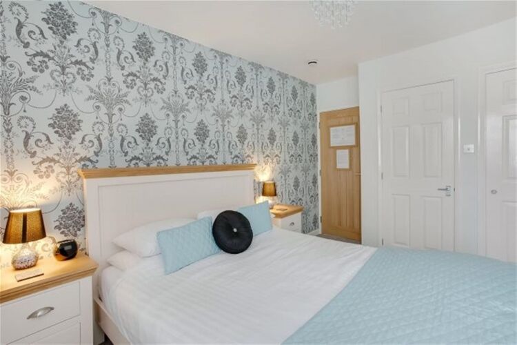 Elegant Victorian 12-bedroom hotel set on the English Riviera For Sale in Torquay