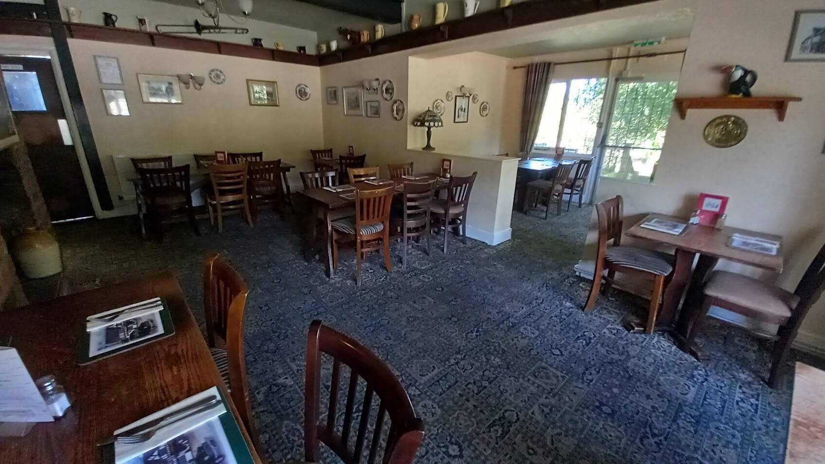 HEREFORDSHIRE – BLACK AND WHITE MAIN ROAD PUBLIC HOUSE SET IN 2.25 OF AN ACRE