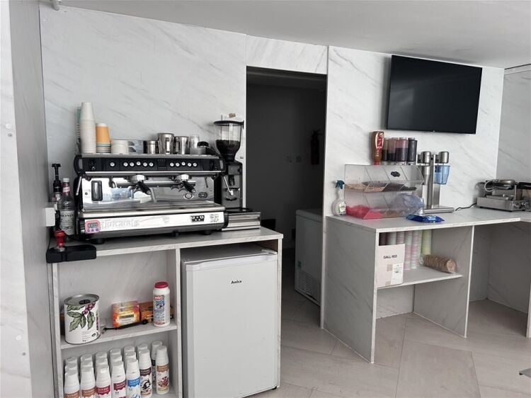 Cafe & Sandwich Bars For Sale in Bakewell Photo 5
