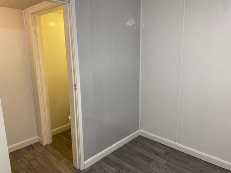 Leasehold Tanning Salon & Beauty Rooms Located In Northfield Photo 5