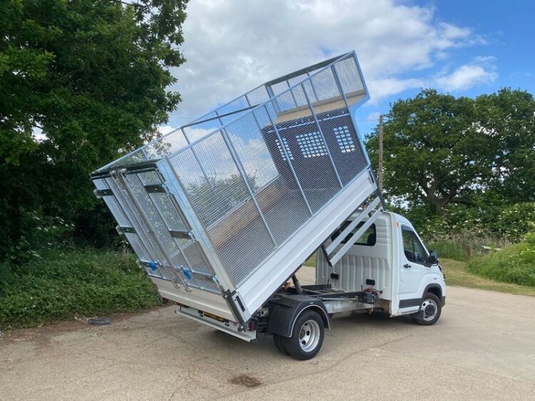 Clear the Way to Profit – Mobile Waste Business with Glowing Reviews!