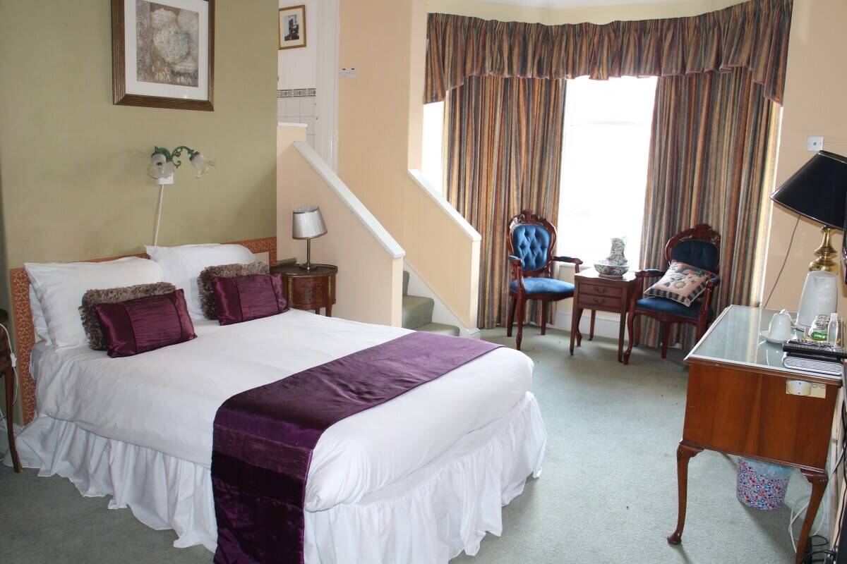 RADNORSHIRE - SUBSTANTIAL 11 BEDROOM HOTEL Photo 4