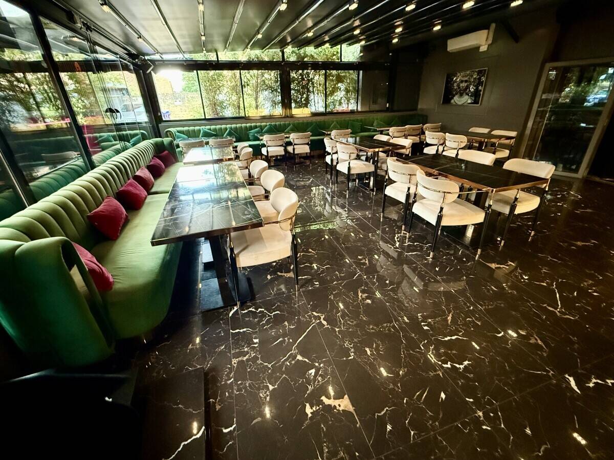 Restaurant, Cocktail Bar & Shisha Lounge with Flats above for Sale in Buckinghamshire Photo 5