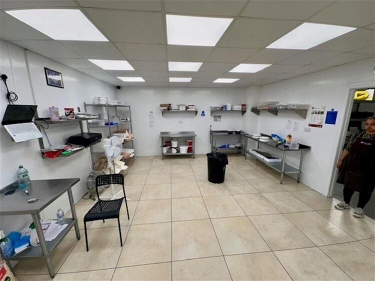 LEASEHOLD CAKE HOUSE FRANCHISE
(PREMIUM FRESH CREAM CAKE SHOP) Photo 5