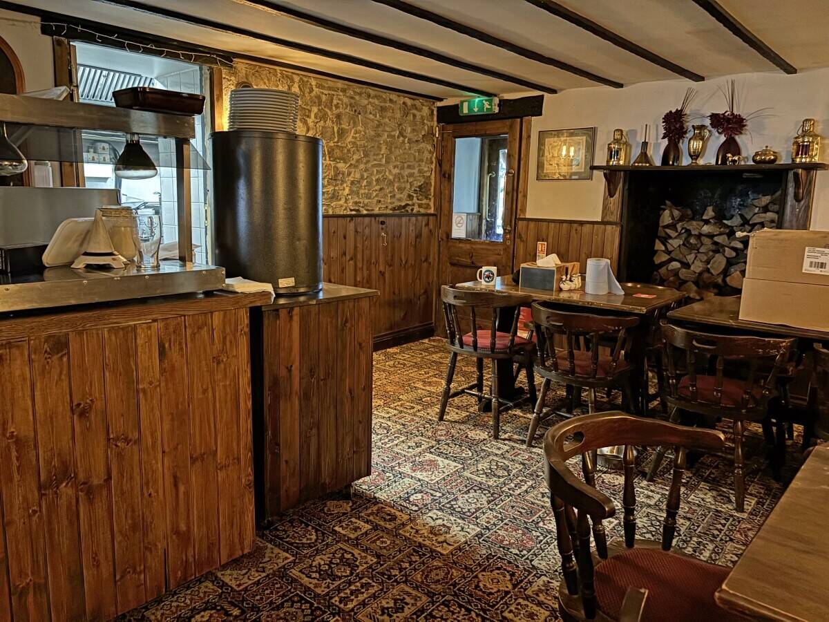 DEVON – CHARACTER THATCHED VILLAGE FREE HOUSE NEAR COAST