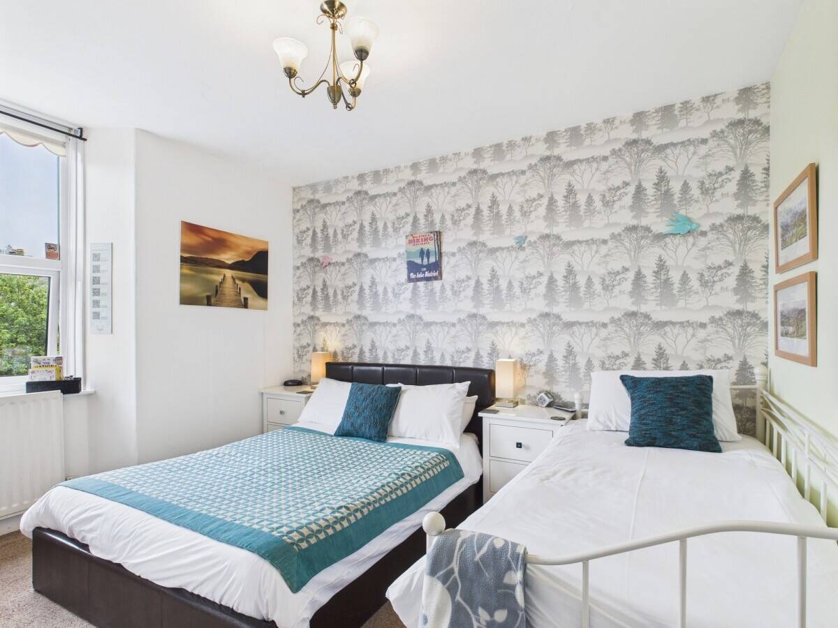 Superb  opportunity to acquire a 6 bed/6 bath & 1 bed annex guest house in Windermere Photo 5