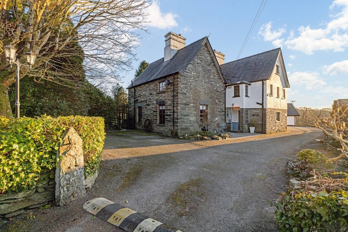 5 Bed House with 3 x 2 Bed Holiday Lets on a 3 acre plot
