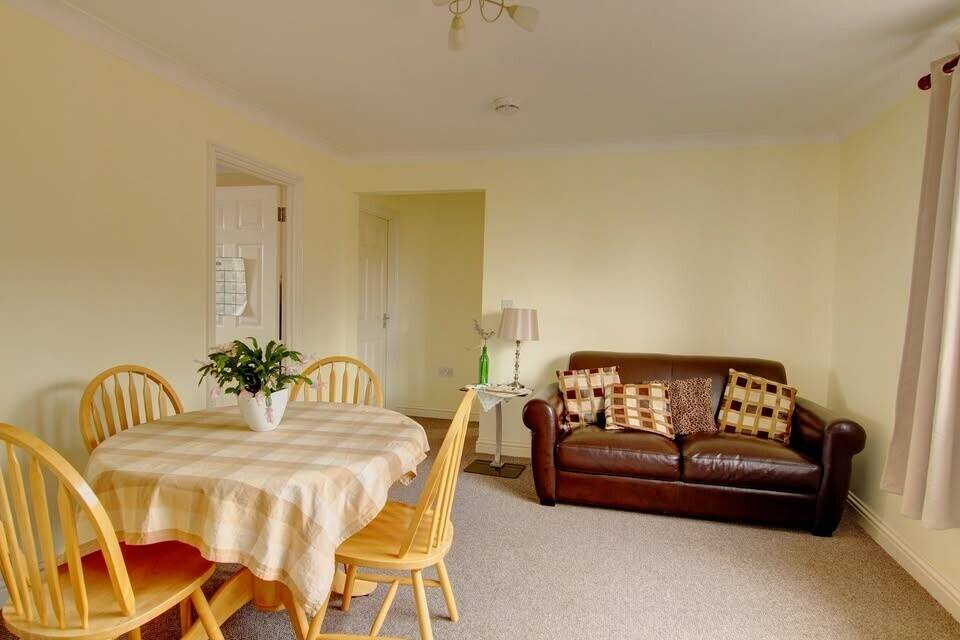 🏪Established Village Pizza & Kebab Takeaway – Low Rent £13k – 25 Years Trading – Optional 2-Bed Ft. Photo 5