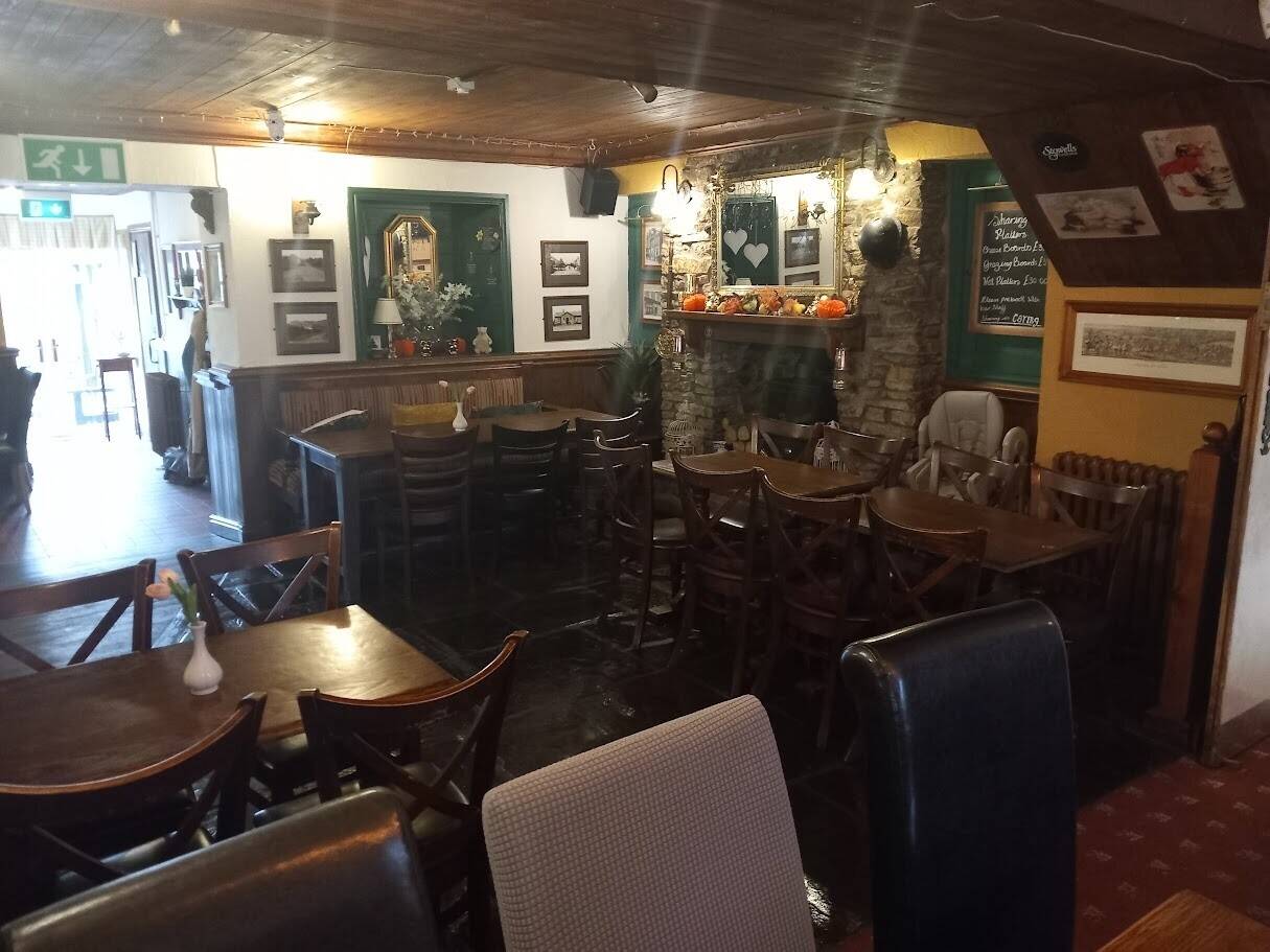 SOUTH WALES - HIGHLY PROFITABLE TRADITIONAL VILLAGE PUB