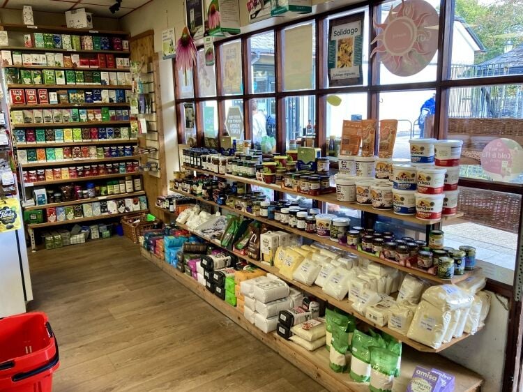 WHOLEFOOD/HEALTHFOOD STORE & THERAPY ROOMS