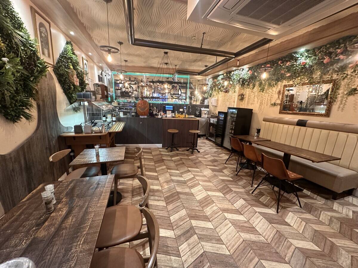 Highly Rated Cafe  Restaurant Prime Central Worthing Location