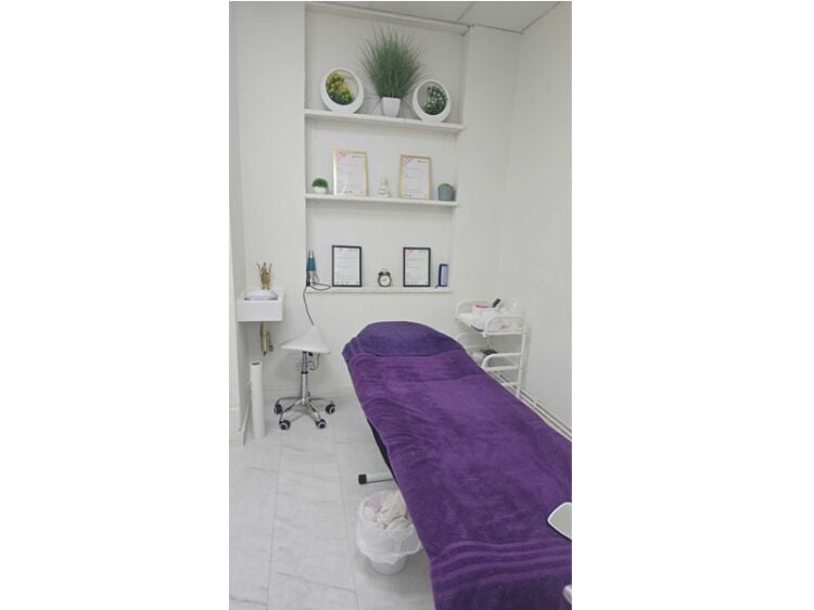 15+ Year London Beauty & Nail Bar – Turnkey Opportunity Photo 5