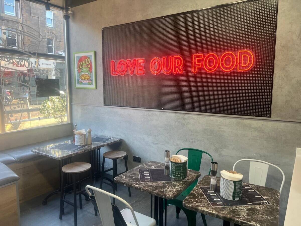 Quality Neapolitan Pizza Takeaway with some seating located in Edinburgh (ref 1781)