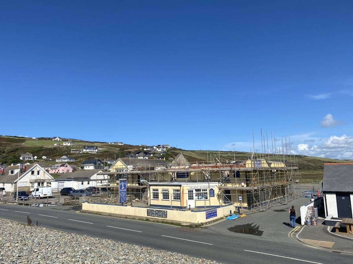 PEMBROKESHIRE - SUBSTANTIAL PUBLIC HOUSE WITH BEACH VIEWS WITH PLANNING PERMISSION