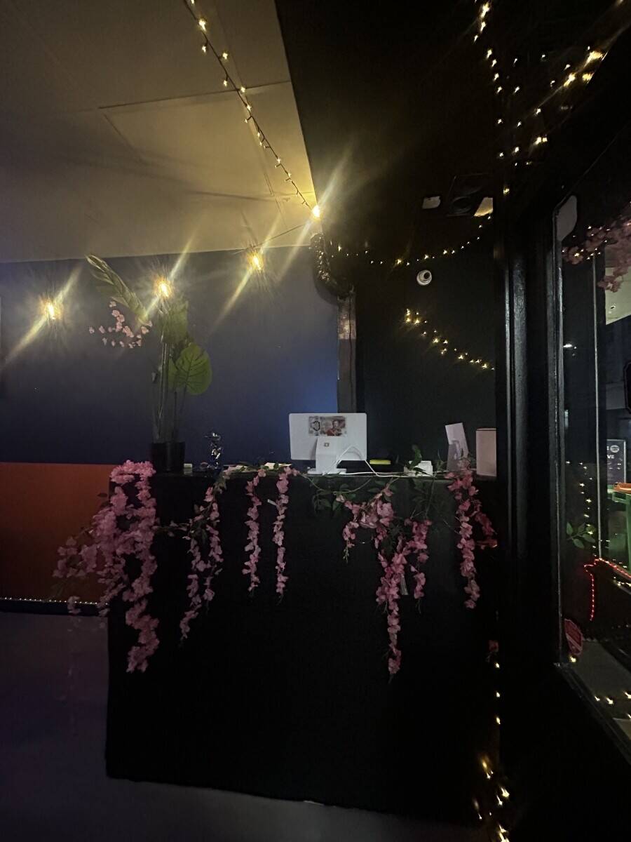 Twin flame lounge