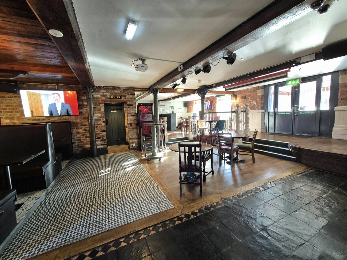 GREATER MANCHESTER - STUNNING CANAL SIDE PUBLIC HOUSE Photo 5