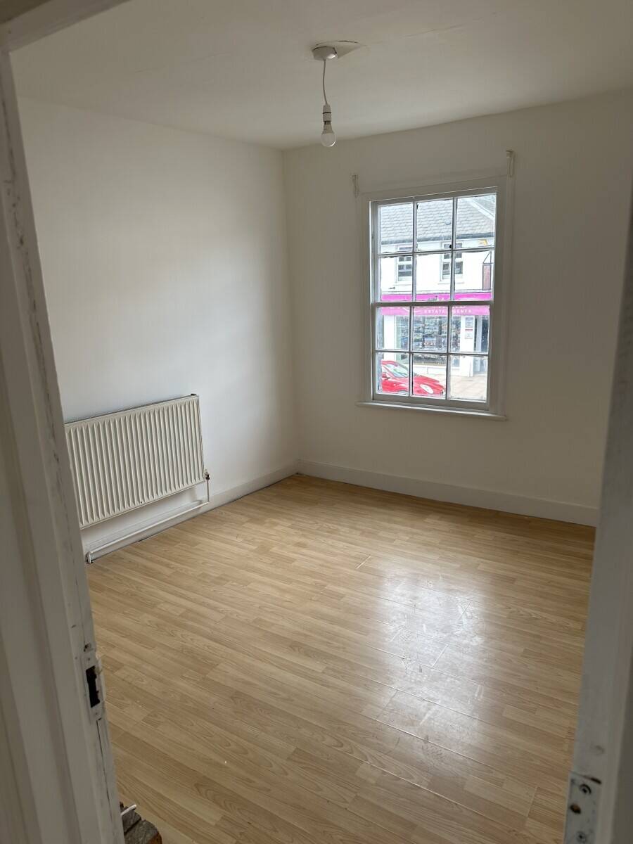 Modern Barber Shop with Upper Flat For Sale in a busy high Barnet High Street