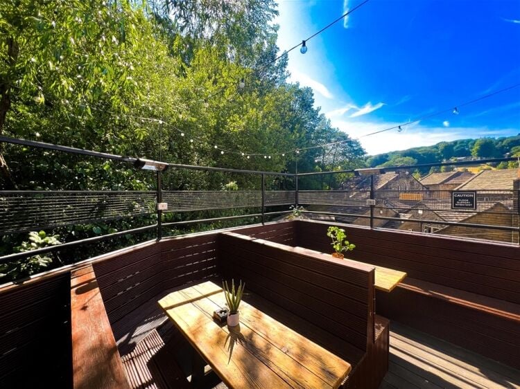 Licenced Trade, Pubs & Clubs For Sale in Holmfirth Photo 5