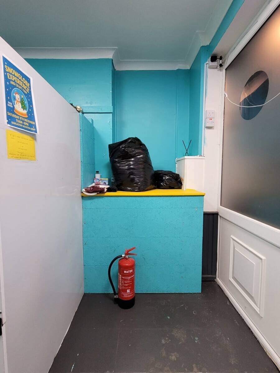 PureWash Laundrette Photo 5