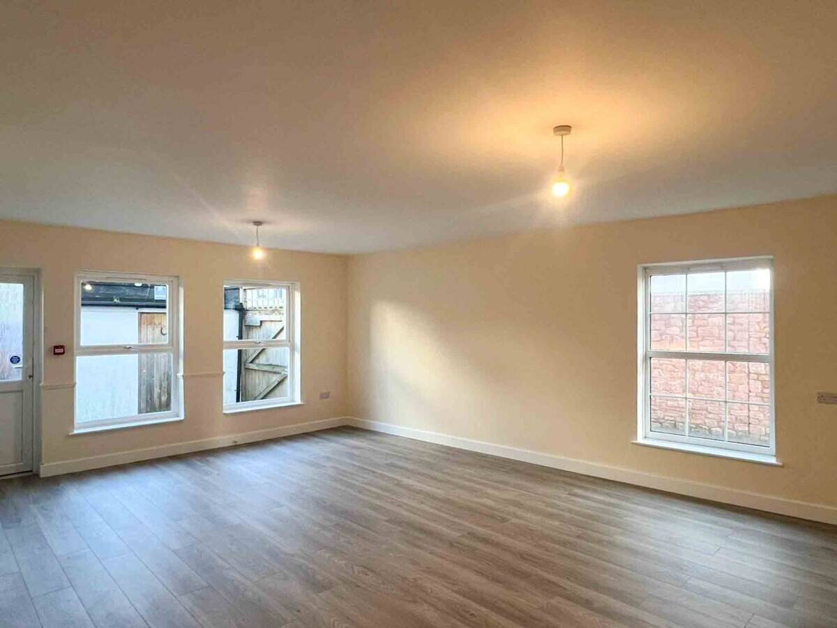 A Fantastic Turn-key Investment Property in Paignton For Sale Photo 5