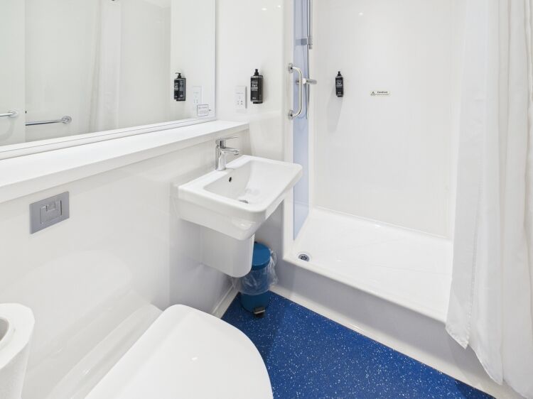 Outstanding Hotel Investment in Thriving Coastal Town Centre Photo 5