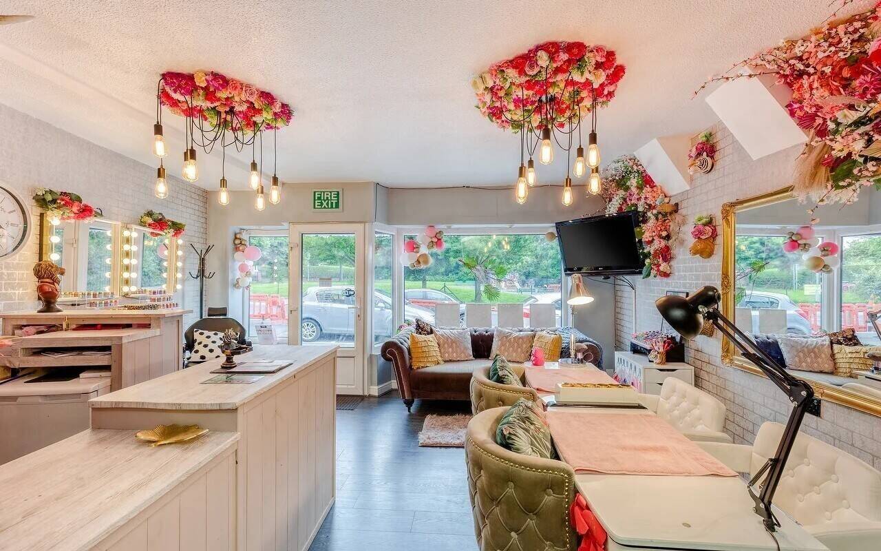 Thriving beauty salon in prime location leeds chandos gardens Photo 5