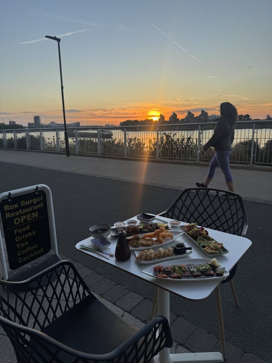 Japanese and burger restaurant by the river in Greenwich for sale