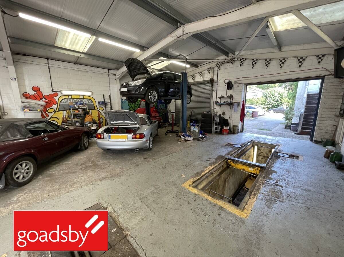 MOT, Servicing & Repair Garage Photo 5
