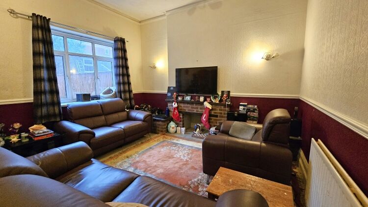 Home & Income B&B Close Travel Interchange and Business District Also Suiting HMO Use