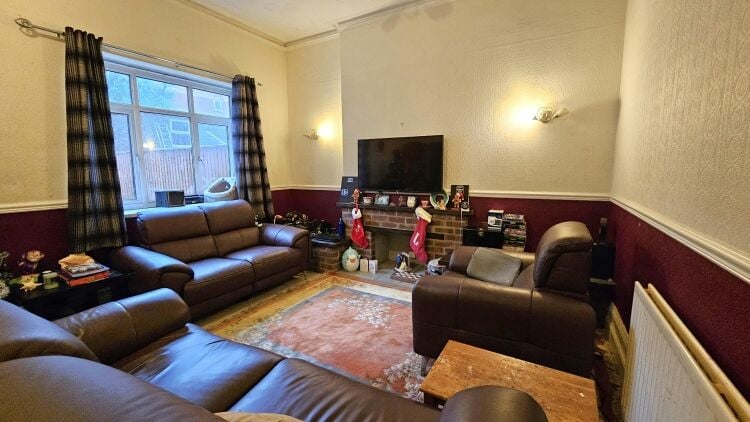 Home & Income B&B Close Travel Interchange and Business District Also Suiting HMO Use Photo 5