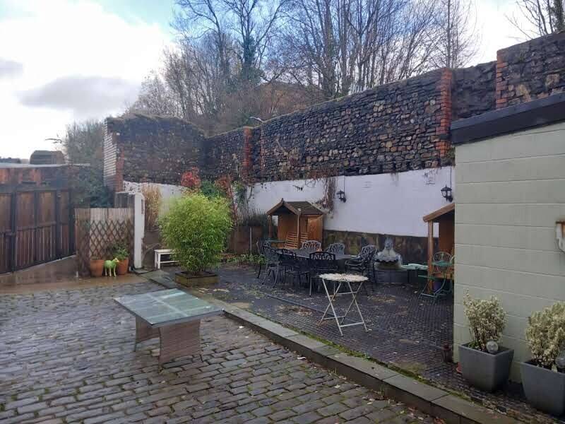 SOUTH WALES – SEVEN BEDROOM HOTEL AT THE HEART OF BUSY TOWN CENTRE WITH SCOPE TO INCREASE BUSINESS A