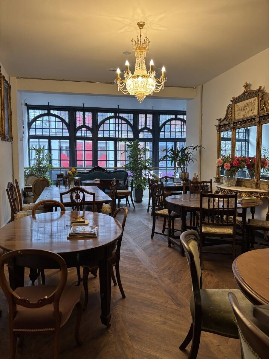 Coffee shop/Sandwich bar on main tourist street in city center. Photo 6