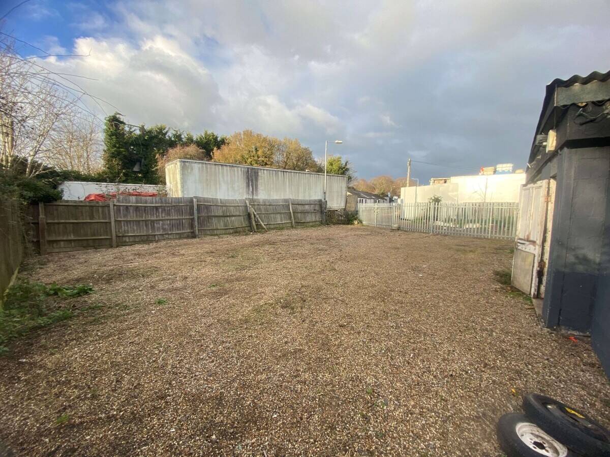 MECHANICS, WORKSHOP & RECOVERY BUSINESS WITH POTENTIAL MOT STATION - WITHAM, ESSEX Photo 5