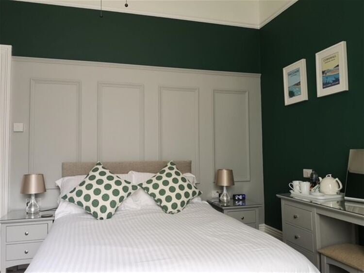 Impressive Detached 8-Bed Licensed Guest House For Sale in Torquay Photo 3