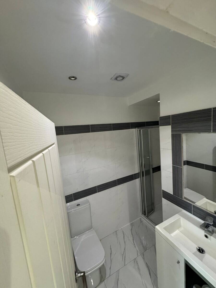 A3 cafe Pizzeria  2 bed ensuite extra room ensuite . Next to tube station