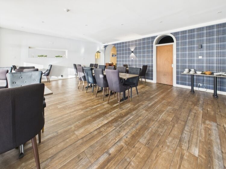 Elegant coastal hotel with thriving Highland guest trade