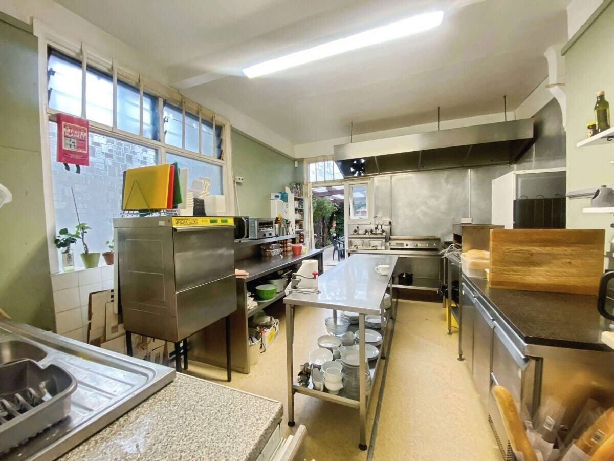 LONG ESTABLISHED CAFE + 2 BED FLAT - LONDON ROAD, LEIGH ON SEA - £69,995 LEASEHOLD