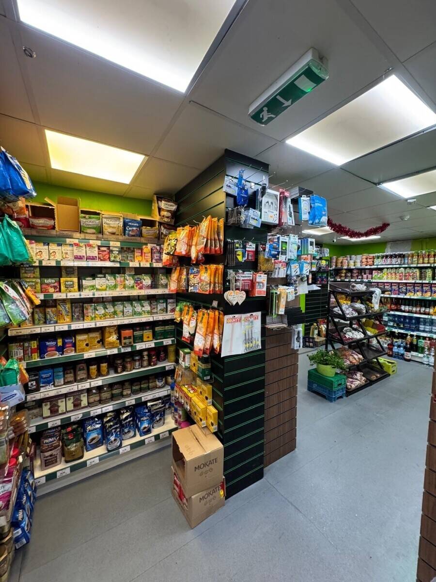Convenient store off licence in a busy corner in Wakefield Photo 4