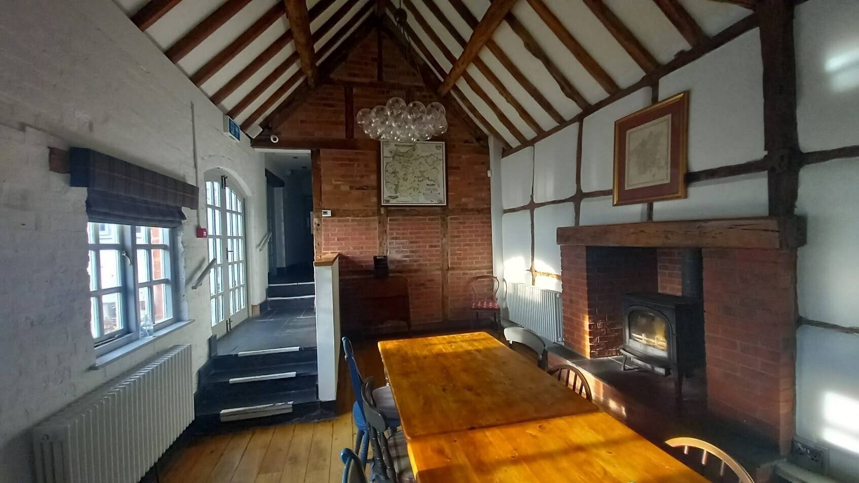 WORCESTERSHIRE - COUNTRY INN SET IN 1.5 ACRES