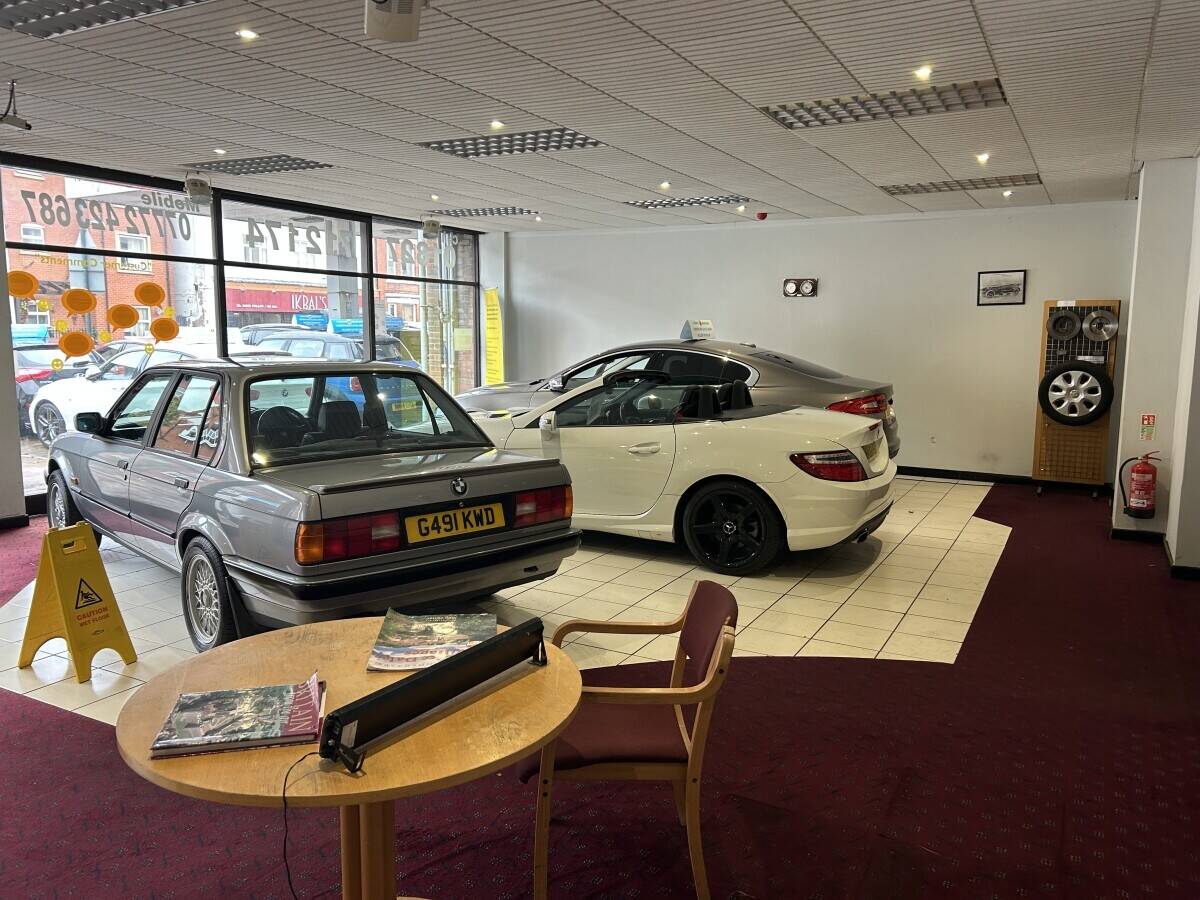 Car sales forecourt & showroom Photo 5
